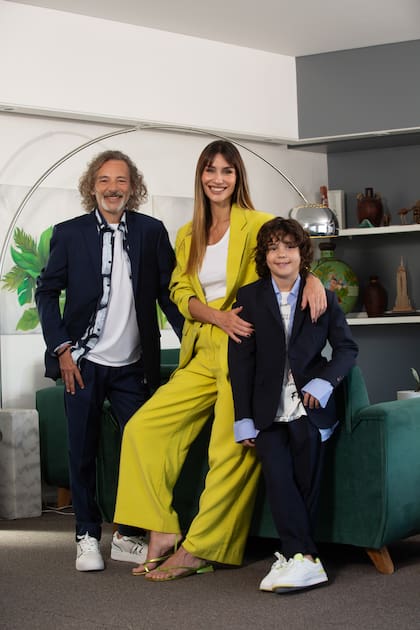 Fabian, Paula y Nino, en el living de la casa que comparten hace casi una década: "Buscamos un lugar en el que pudiéramos entrar todos", cuentan ellos.