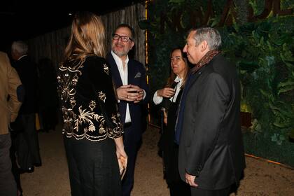 Fabián Perechodnik junto al embajador del Uruguay, Carlos Enciso Christiansen, en la noche de Pescar en el Campo Argentino de Polo. El buen clima permitió que la cena se realizara en Nómade, al aire libre y junto a las canchas