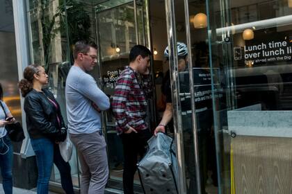 Fabián, quien estaba realizando una entrega cuando se tomó esta imagen, llegó a Nueva York a los 16 años y comenzó a trabajar de inmediato. Actualmente quiere estudiar markting o edición de video en la universidad