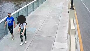 Fabián Tablado y sus hijas, al cruzar el puente Sacriste, de Tigre, en octubre de 2020, hecho que configuró la violación de dos perimetrales que le habían impuesto al darle la libertad por el femicidio de Carolina Aló, en febrero de 2020