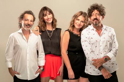 Fabián Vena y Paula Morales junto al elenco de El test, obra que el actor también dirige en Carlos Paz