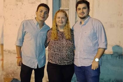 Fabián y Lautaro Cesani junto a su mamá, la periodista Griselda Blanco, que apareció muerta este fin de semana en su casa de Curuzú Cuatiá, en la provincia de Corrientes