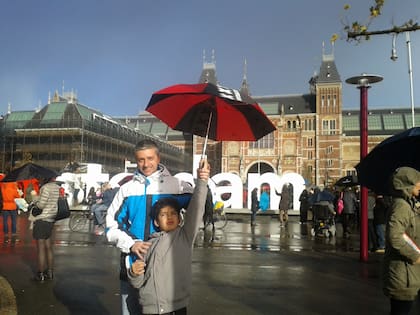 Fabián y su hijo Rodrigo durante un viaje a Ámsterdam