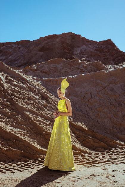 FABIÁN ZITTA. Vestido largo en brocado de seda natural y lurex con falda de gran evasèe. Tocado en dupion de seda realizado a mano por Laura Noetinger