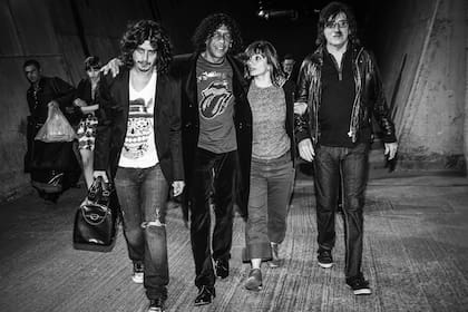 El Zorrito junto al Negro García López, Hilda Lizarazu y Charly García, en los buenos tiempos con la banda Los Enfermeros