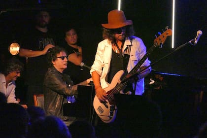El Zorrito Quintiero en el bajo y Charly en el piano, en los shows sorpresivos en su restaurant Bruni