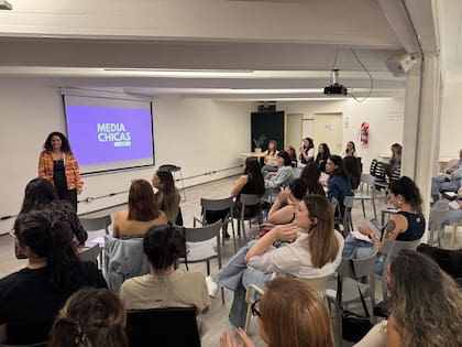 Fabiana acompañando a otras mujeres a desarrollar sus proyectos y organizar su tiempo