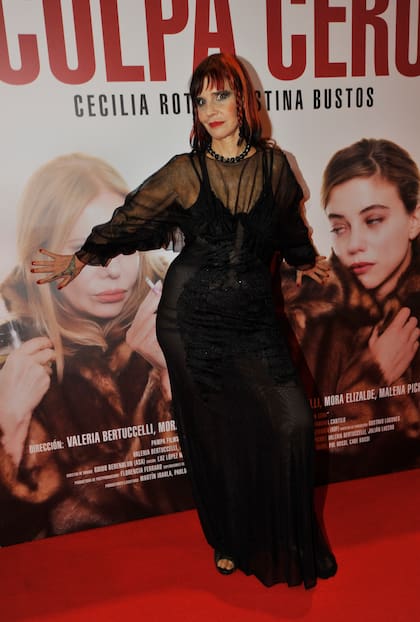 Fabiana Cantilo acaparó todas las miradas, primero con un tapado largo de cuero, y luego con un vestido de encaje
