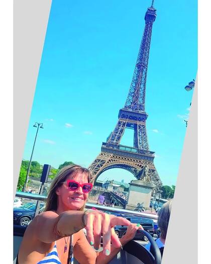 Fabiana Cantilo con la Torre Eiffel de fondo
