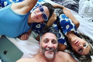 Fabiana Cantilo subió un video con Fito Páez y su novia desde la cama para hacer un inesperado anuncio