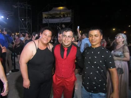 Fabiana González y Gustavo Obregón abrazan a César Sena