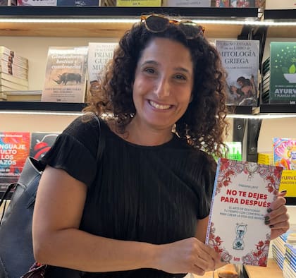 Fabiana Jafif junto a su libro "No te dejes para después", donde reflexiona sobre cómo elegir en qué usar el tiempo con mayor conciencia