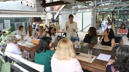Fabiana Ricagno, de Pollera Pantalón, con las ganadoras de los premios Mujeres por Más
