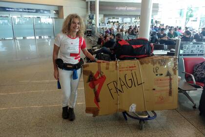 Fabiana viajó con una mochila montañesa, dos alforjas, y su bicicleta.