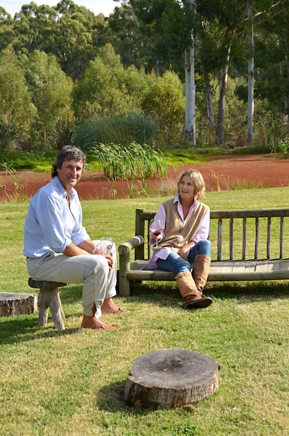 Fabiana y José Luis, con la laguna a sus espaldas.