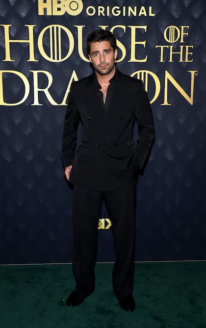 Fabien Frankel, quien en la serie es Criston Cole, miembro de la Guardia Real de Viserys, opt por un sofisticado outfit total black de Dolce & Gabbana, coleccin otoo 2024