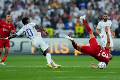 Fabinho cae aparatosamente durante la final de la UEFA Champions League.