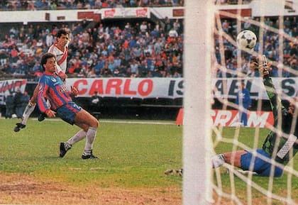 Zurdazo de Talarico para el 1 a 0 de River sobre San Lorenzo; quien lo cierra es Sergio Marchi, hoy titular del gremio de futbolistas