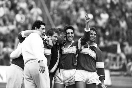 Fabio "Aguja" Gómez, en el centro de los festejos tras la victoria de Banco Nación sobre Inglaterra, en 1990, en Vélez