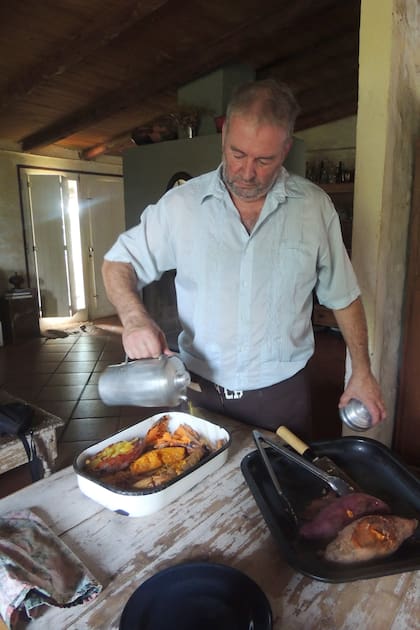 Fabio Alberti cocinando en su restaurante uruguayo