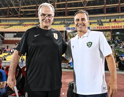 Fabio Cannavaro (derecha) posa sonriente con Marcelo Bielsa antes del amistoso que disputaron Uzbekistán y Uruguay en octubre de 2025