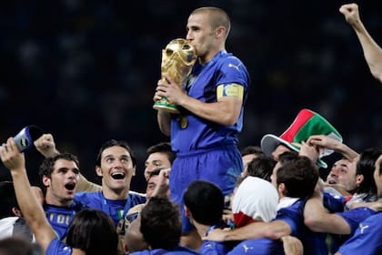 Fabio Cannavaro, capitán de Italia en la Copa del Mundo de Alemania 2006, besando el trofeo