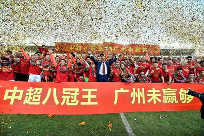 Fabio Cannavaro y el resto del equipo Guangzhou Evergrande, durante los festejos de la final de la Superliga China, 1 de diciembre 2019