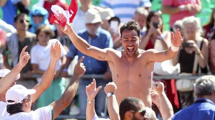 Fabio Fognini, en lo más alto, tras vencer a Guido Pella en el quinto set del último punto de la serie entre Italia y la Argentina, en 2017, en el Parque Sarmiento