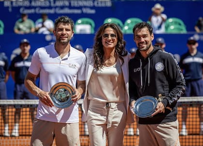 Fabio Fognini ganó dos veces el título de dobles en Buenos Aires: aquí, en 2023, con su pareja Simone Bolelli y Gabriela Sabatini, que participó de la premiación