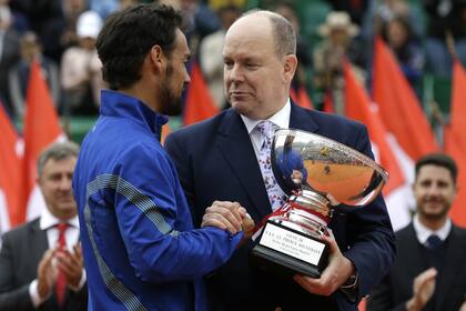 Fabio Fognini recibe la copa de manos del príncipe Alberto de Mónaco