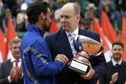 Fabio Fognini ganó el Masters 1000 de Montecarlo 2019: aquí, recibiendo la copa de manos del príncipe Alberto de Mónaco