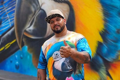 Fábio Gomes, muralista brasileño que utiliza la naturaleza como parte de sus obras