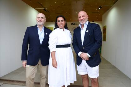 Fabio Kreplak -CEO de Mirabaud- y Gerónimo Escudero -Head Cono Sur Mirabaud- junto a Laura Bardier en el preview de la décima edición de ESTE ARTE