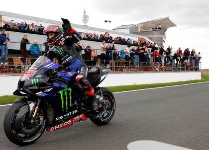 Fabio Quartararo celebra tras ganar la carrera de MotoGP del Gran Premio de Gran Bretaña 