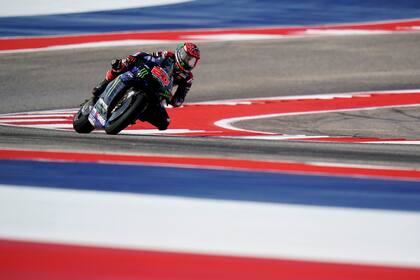 Fabio Quartararo hace doblar su Yamaha en el Circuito de las Américas, donde este domingo se efectuará la carrera de Austin de MotoGP; el francés lidera el campeonato.