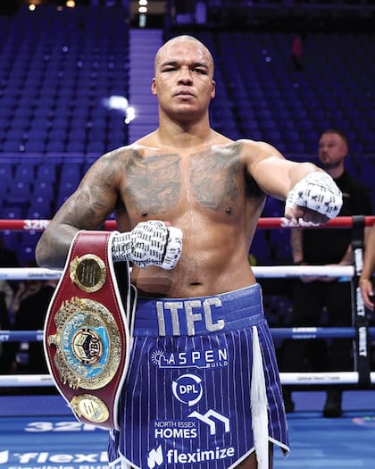 Fabio Wardley, con el cinturón de campeón interino de la OMB del peso pesado