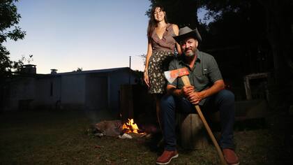 Fabio y Maira, con la casa de fondo