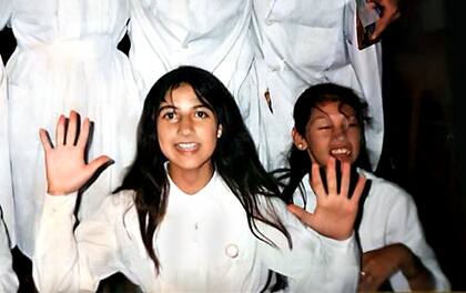 Fabiola Yañez con sus compañeros de colegio en Alem, Misiones