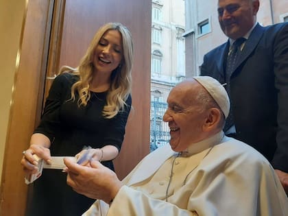 Fabiola Yáñez junto al Papa Francisco, esta semana en el Vaticano