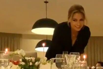 Fabiola Yáñez mientras soplaba la velita y pedía tres deseos