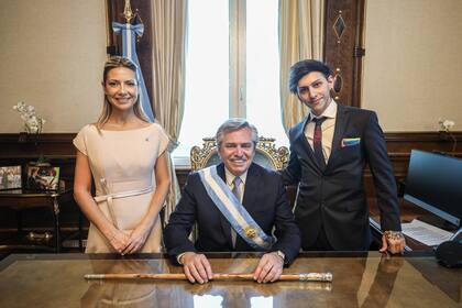 Fabiola Yáñez, su pareja, y Estanislao, su hijo, rodean a Fernández en sus primeras fotos oficiales en su nuevo despacho