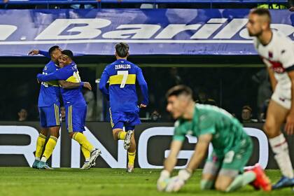 Fabra celebra su gol con Villa; Zeballos se suma