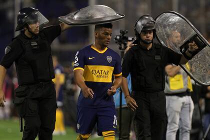Fabra se fue expulsado. La roja condicionó el planteo de Boca en el cierre del partido.
