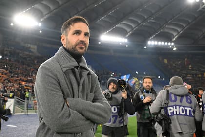 Fàbregas, antes de un partido de Serie A entre Roma y Como 1907, en el Estadio Olímpico; el español de 38 años tiene buen trato para con un plantel conformado por muchos jóvenes.