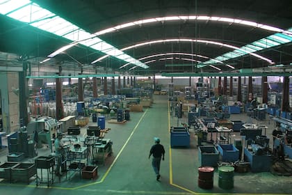 El consultor explicó que hay una sobreoferta de autopartes