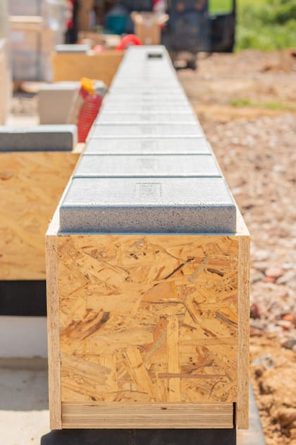 Fabricados con madera OSB y núcleo de poliestireno, los bloques combinan aislamiento térmico y bajo peso