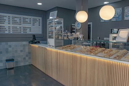 Fabrican 30.000 empanadas por mes; sandwiches de miga y postres.