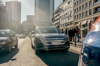 Fabricantes chinos podrían recopilar datos y manipular vehículos en tiempo real a través de la tecnología conectada, según el gobierno de Biden.