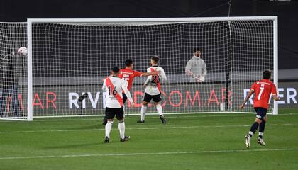 Fabricio Bustos definió con zurda y marcó el 1-0 de Independiente ante River