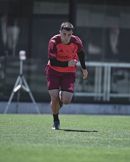 Fabricio Bustos estaría desde el arranque en lugar de Gonzalo Montiel